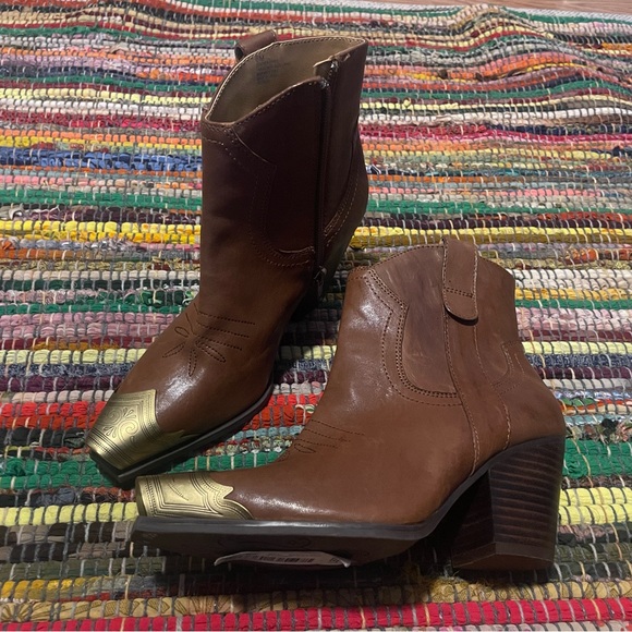 Gianni Bini On Tour western cowboy brown leather boot with gold plated toe. New - Picture 9 of 13